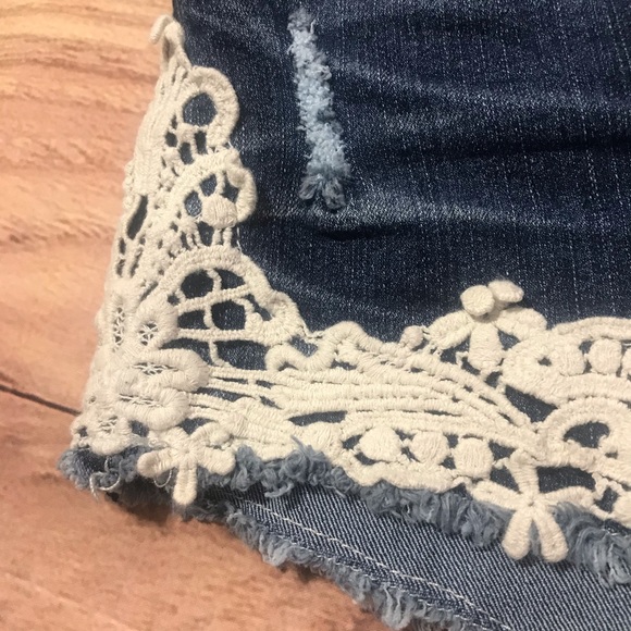 Jean shorts with white/ivory lace - Picture 7 of 9